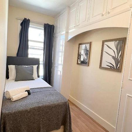 Отель Amazing New House In Лондон Экстерьер фото