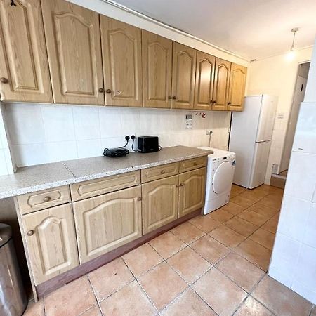 Отель Amazing New House In Лондон Экстерьер фото
