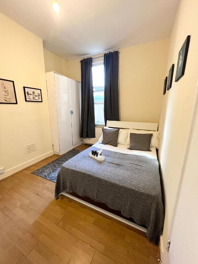 Отель Amazing New House In Лондон Экстерьер фото