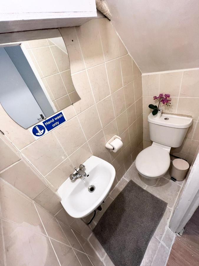 Отель Amazing New House In Лондон Экстерьер фото