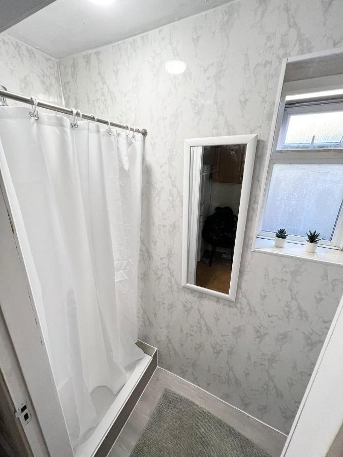 Отель Amazing New House In Лондон Экстерьер фото
